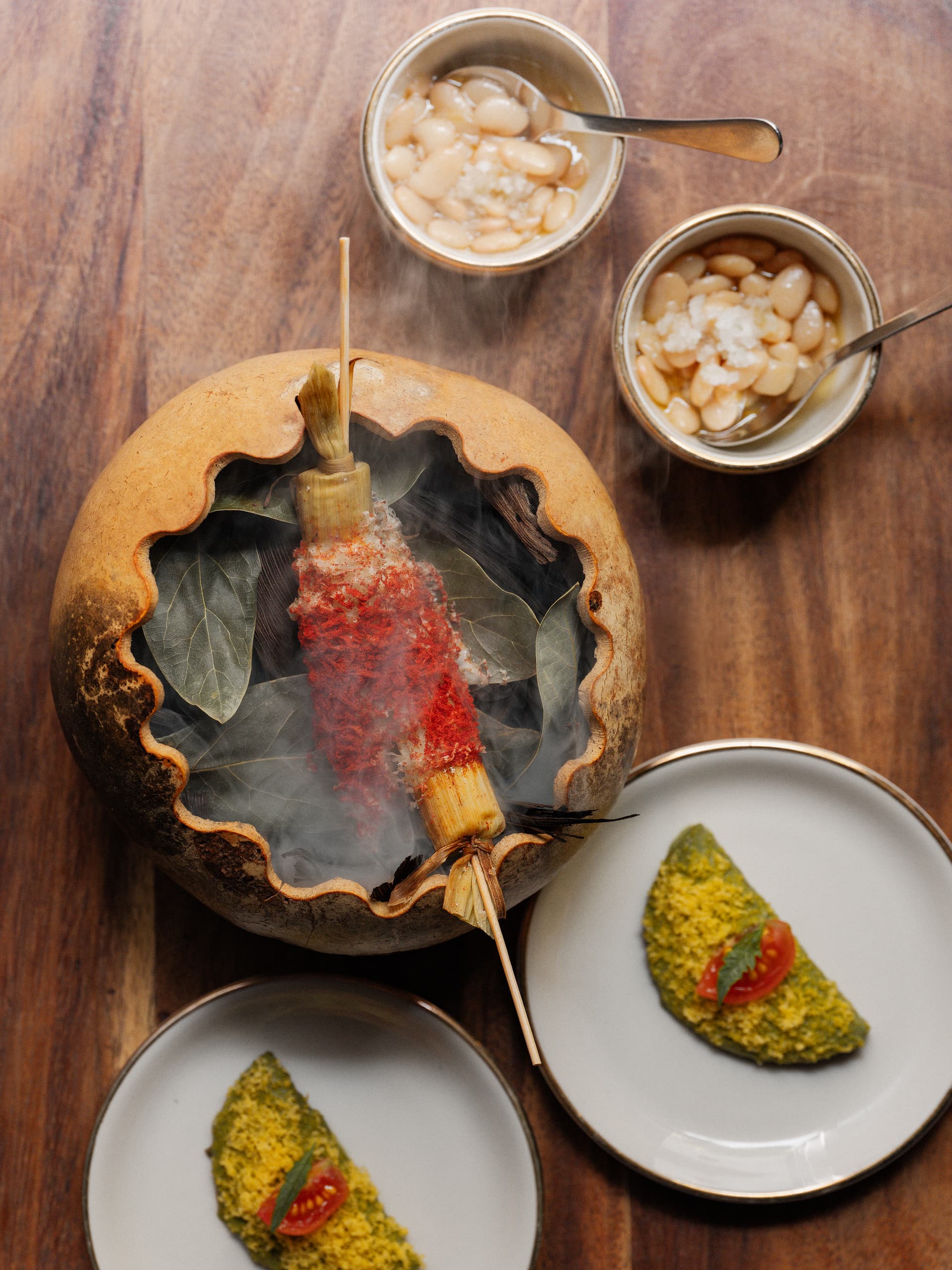 Variedad de salsas y tortillas