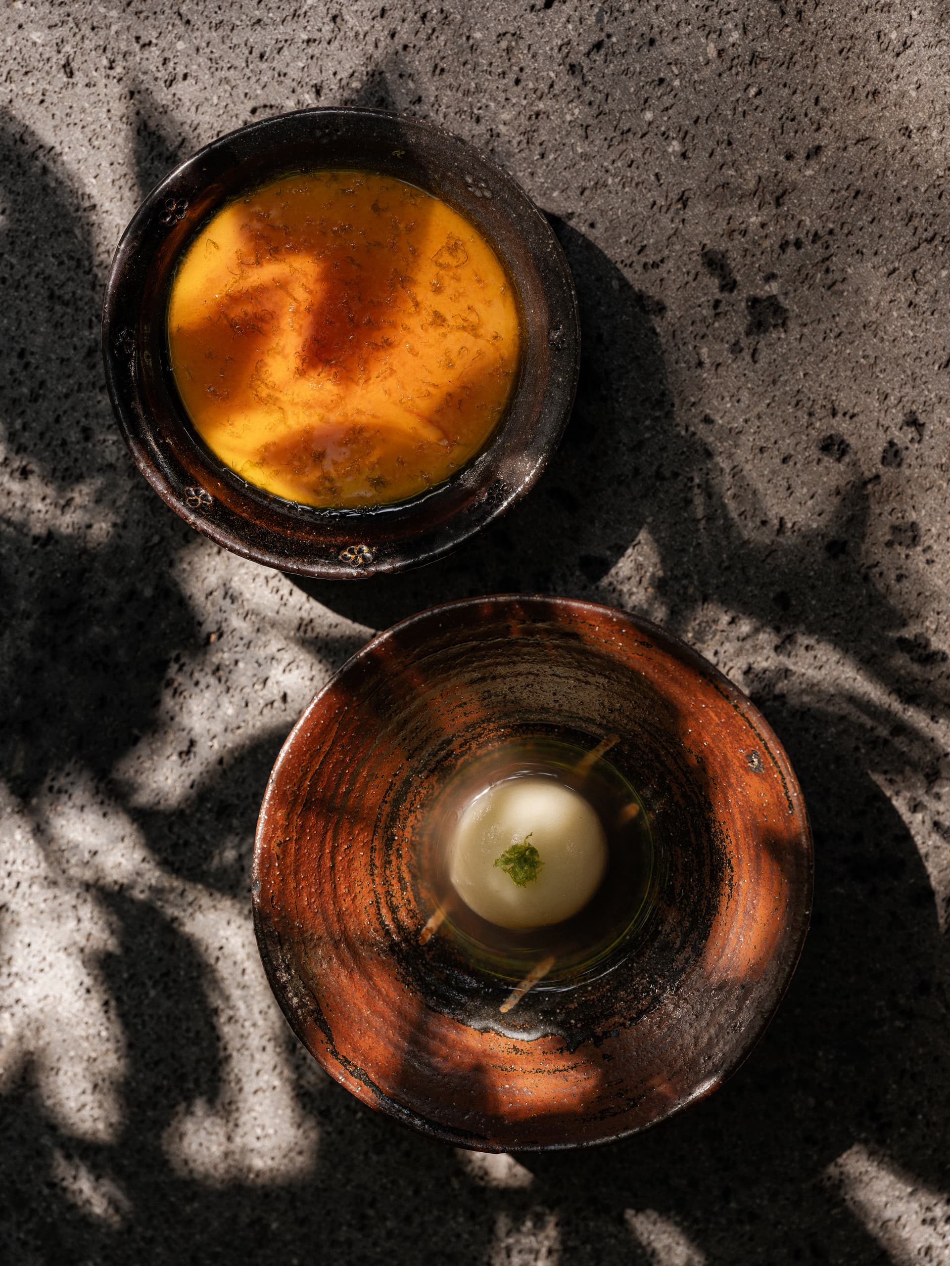 Platillo con flores comestibles