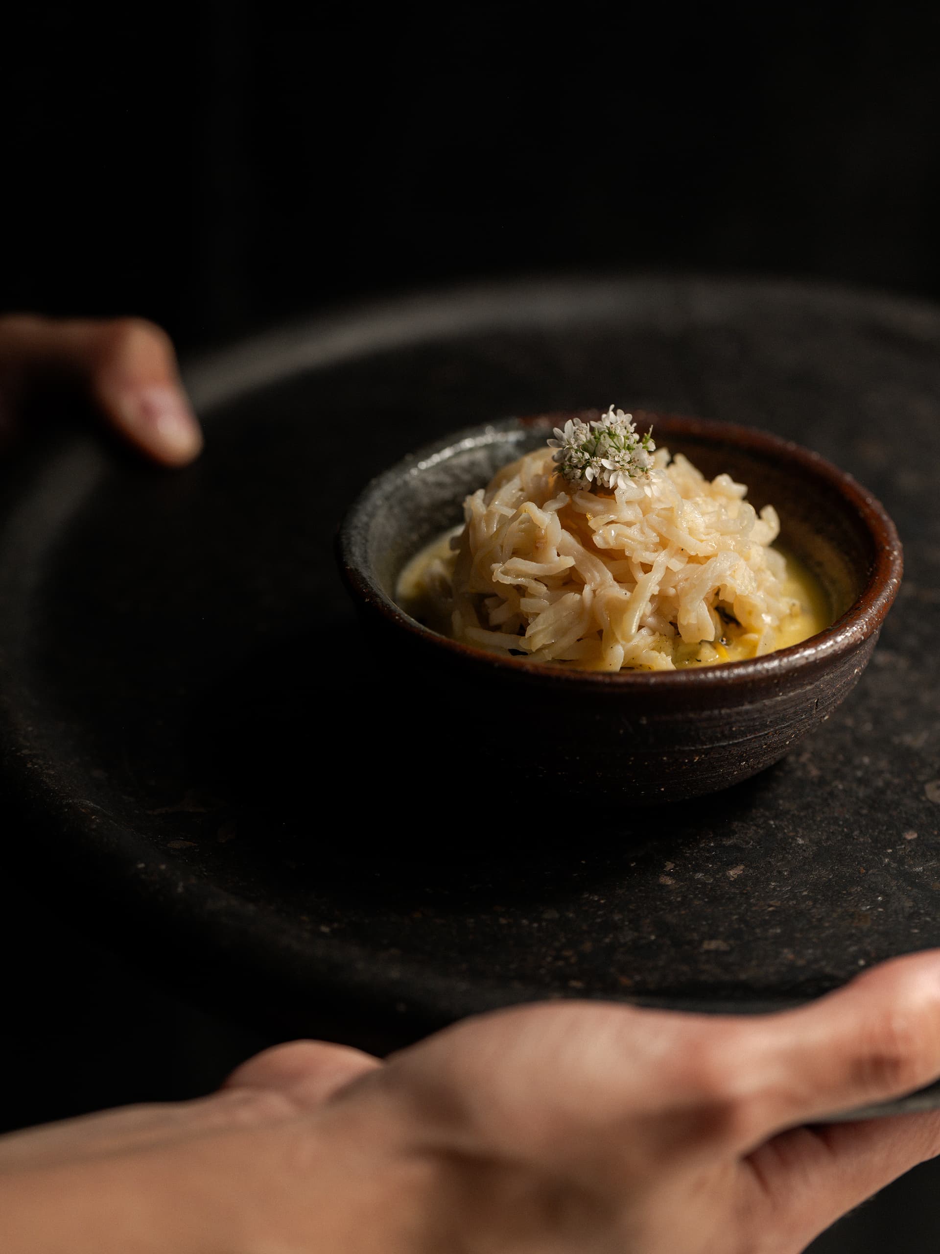 Bowl de palmitos y flores